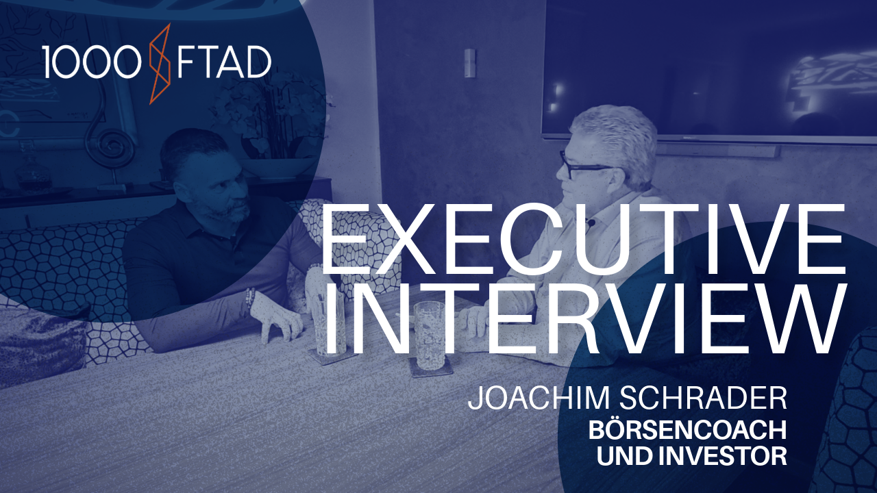Das Bild zeigt das Executive Interview des Gründers der 1000FTAD Marcus Effland mit dem Börsencoach und Investor Joachim Schrader. Im Interview wird ein Überblick über die 1000FTAD gegeben und wie sich aktuelle Marktentwicklungen auf die Software auswirken.