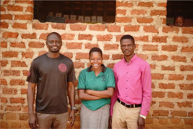 Das bild zeigt die 1000FTAD Charity Aktion. Im Artikel wird unser Engagement für die Bildung in Uganda behandelt. 1000FTAD ist sich der Verantwortung im Weltwirtschaftgeschehen bewusst und möchte einen positiven Einfluss nehmen.