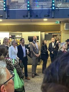Das Bild zeigt eine Gruppe von Menschen beim Ulmer Top Lounge Event bei dem 1000FTAD anwesend war