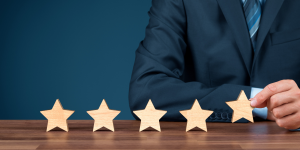 Das Bild zeigt einen zufriedenen Partner der 1000FTAD der positives Feedback zu unserer Software und der Kooperation mit uns abgibt