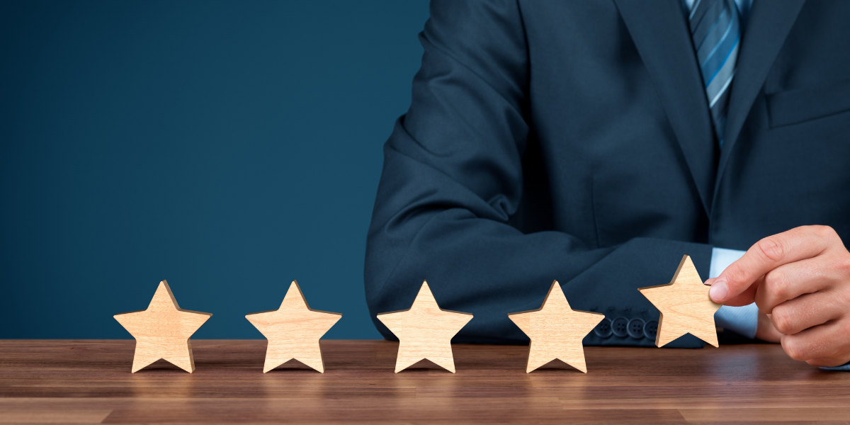 Das Bild zeigt einen zufriedenen Partner der 1000FTAD der positives Feedback zu unserer Software und der Kooperation mit uns abgibt